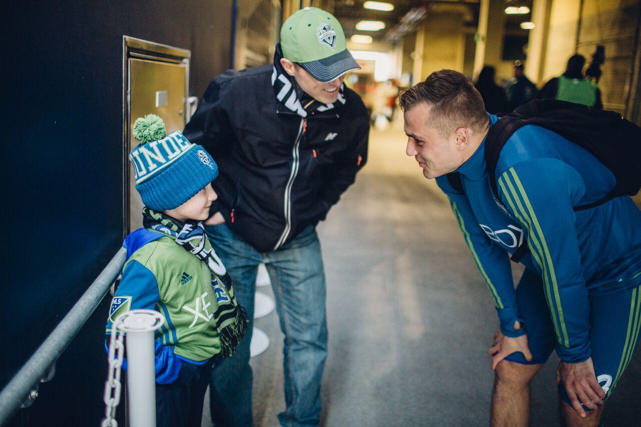 Jordan speaks with a young diabetic fan Jordan talks to a young diabetic fan